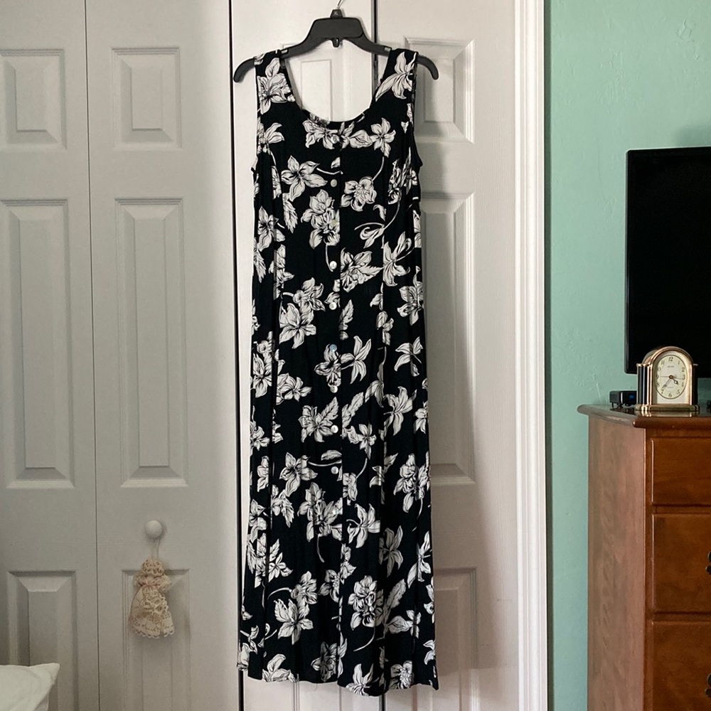 Black & white rayon dress. Size medium.